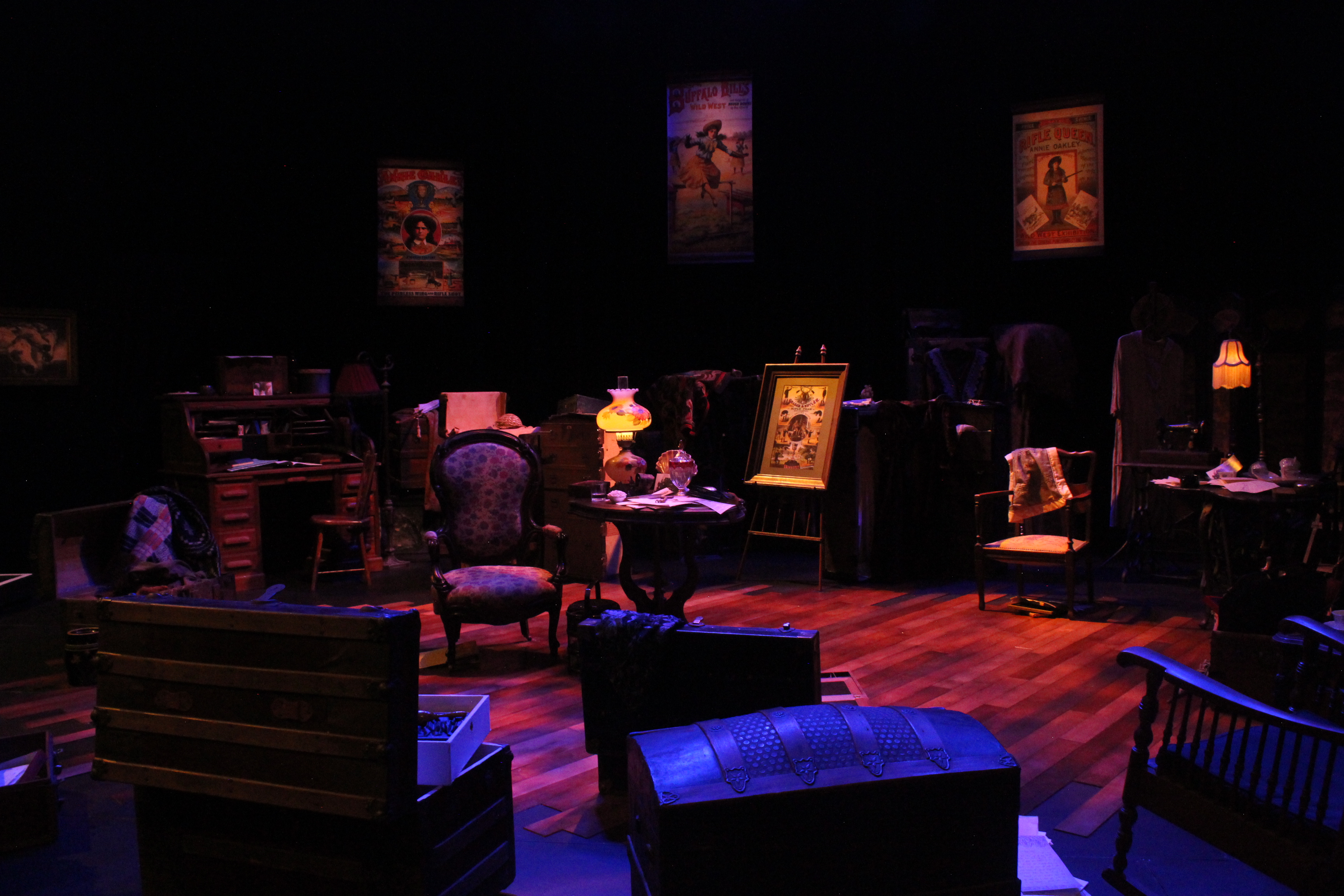 how the set for both eyes open at LNT looks as audiences enter