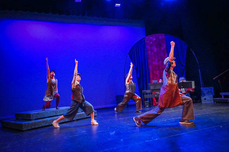Seize the day from Newsie, 4 actor-dancers - in diamond shape lunge forward on left leg and have right hand raised straight overhead